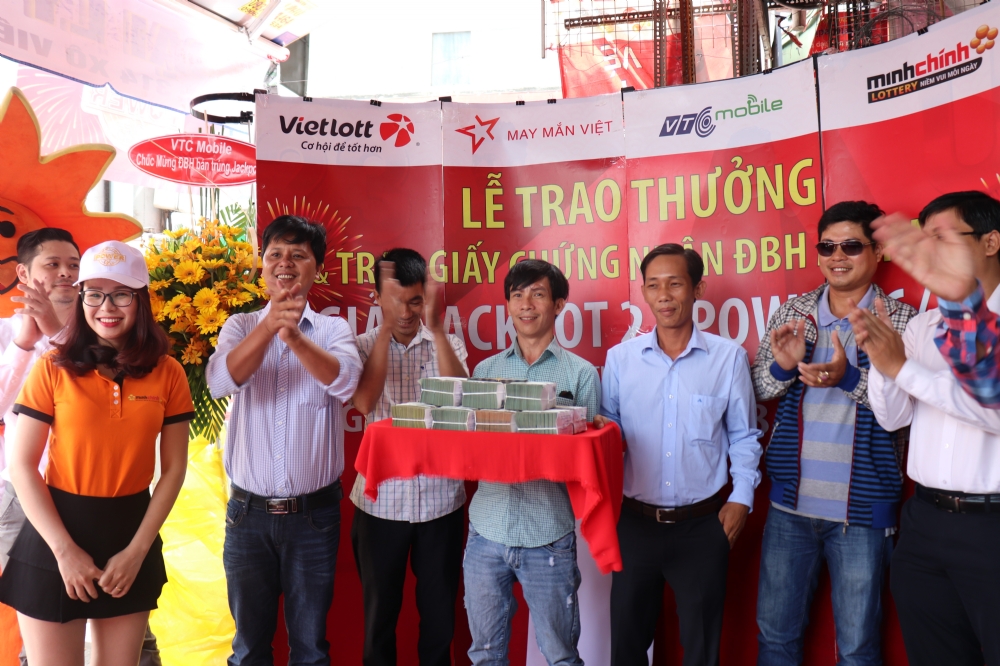 Minh Chính Lottery: Tổ Chức Lễ Trao Thưởng Cho Khách Hàng Trúng Jackpot 2 Ngày 12/7/2018
