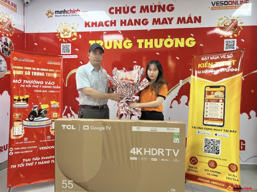 Trao thưởng giải Nhì kỳ quay 100 cho khách hàng trúng giải